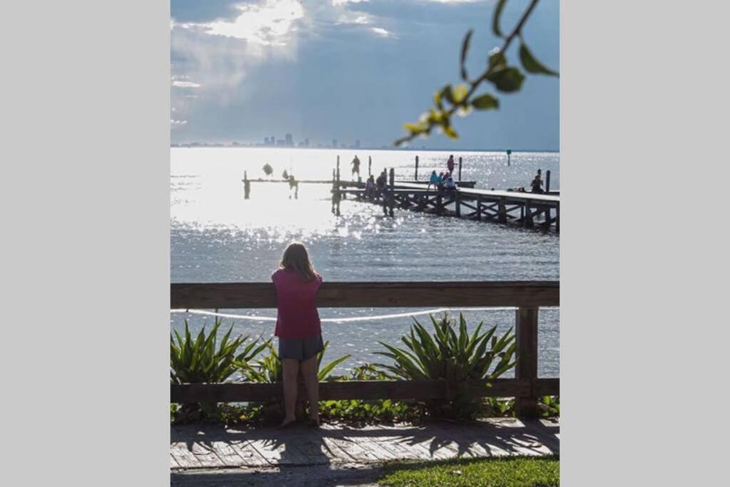 River Delight,Studio109, Beach & Pool Steps Away + Wifi ラスキン エクステリア 写真