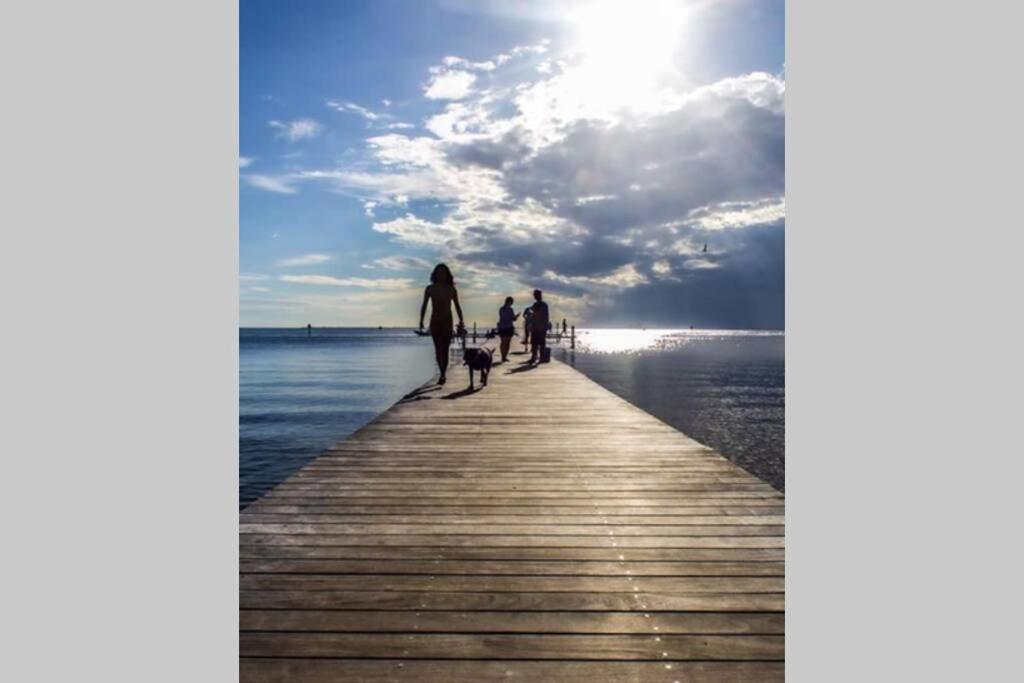 River Delight,Studio109, Beach & Pool Steps Away + Wifi ラスキン エクステリア 写真