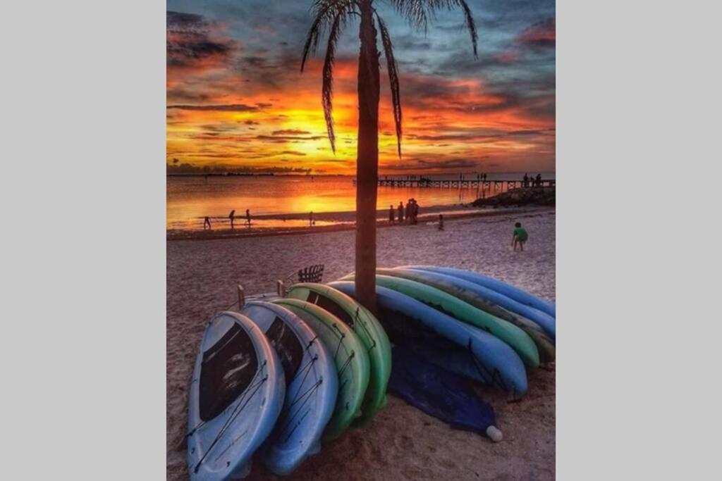 River Delight,Studio109, Beach & Pool Steps Away + Wifi ラスキン エクステリア 写真