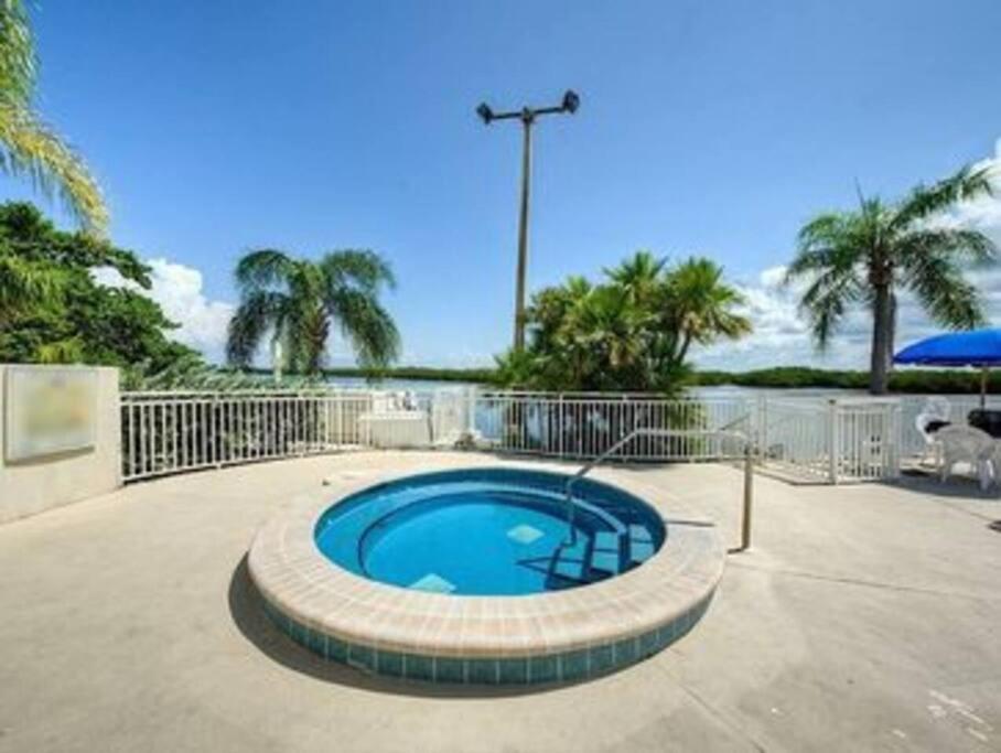 River Delight,Studio109, Beach & Pool Steps Away + Wifi ラスキン エクステリア 写真