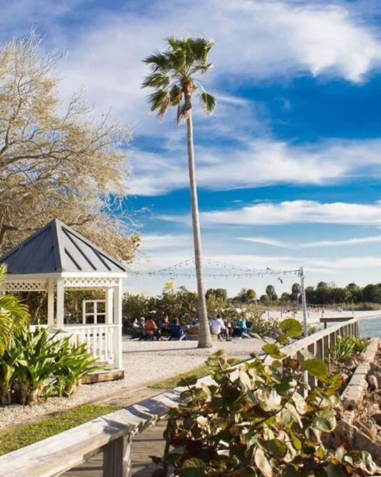 River Delight,Studio109, Beach & Pool Steps Away + Wifi ラスキン エクステリア 写真